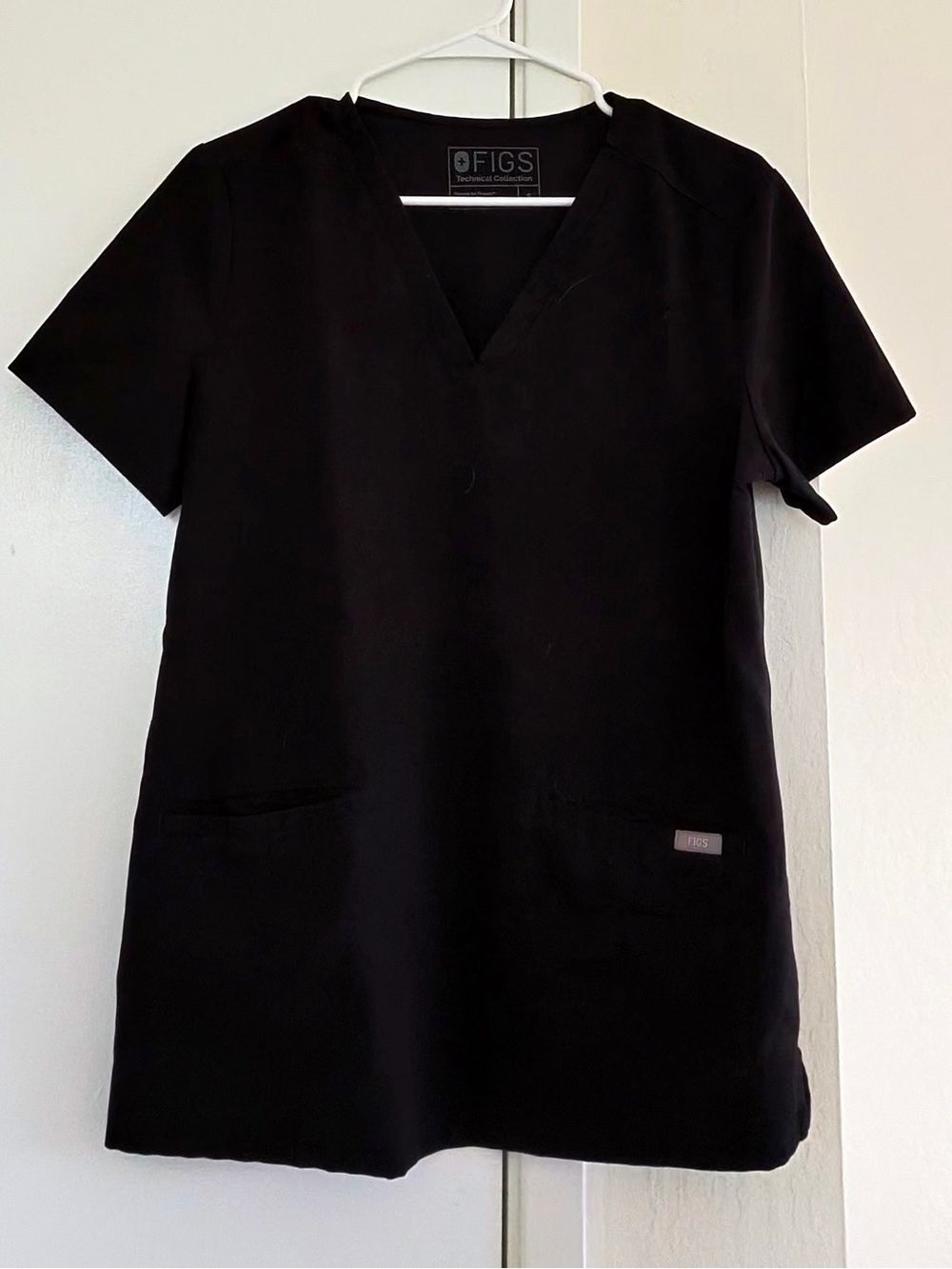 FIGS Men’s Black Short Sleeve V-Neck Scrub Top